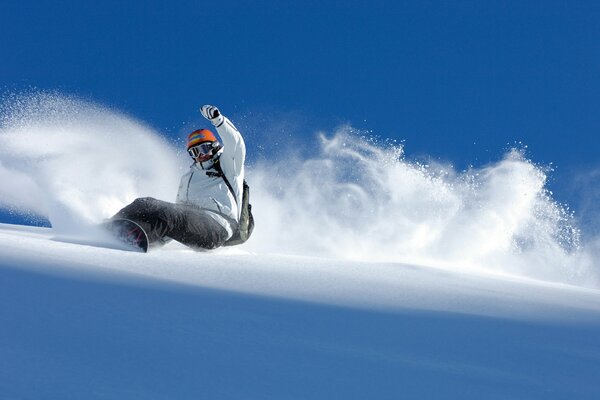 Discesa dello snowboarder dalla montagna