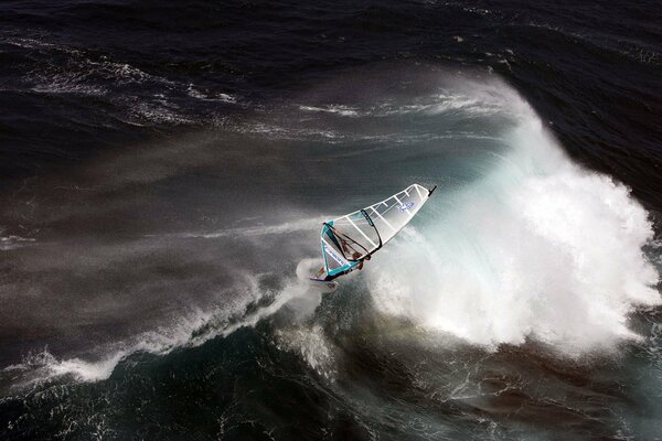Avion planant extrême au-dessus des vagues de l océan