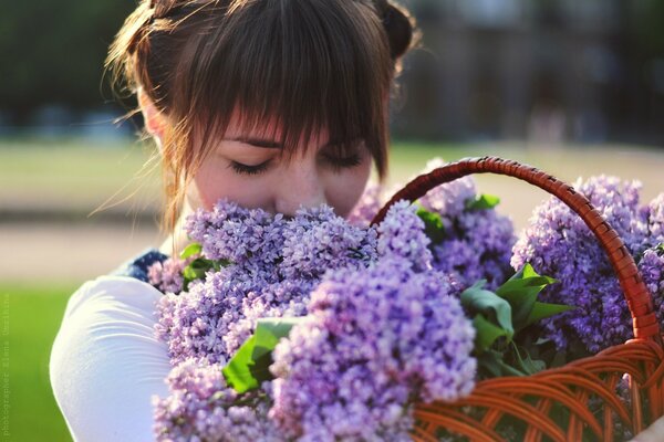 Jolie fille avec une photo de lilas