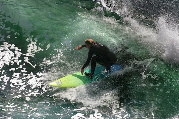 El surf es un deporte para los fuertes