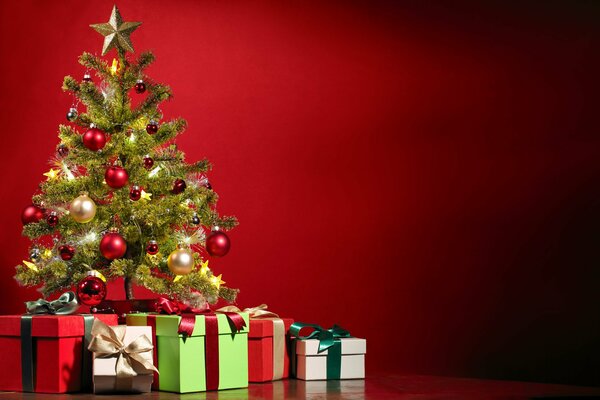 Décoré avec des boules de Noël arbre de Noël avec des cadeaux