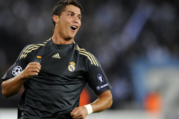 Cristiano Ronaldo con uniforme de fútbol negro