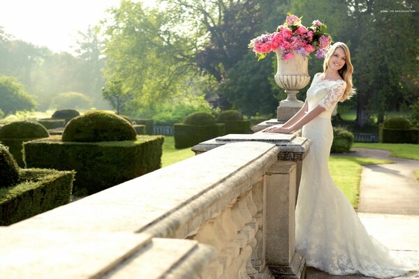 Fille en robe de mariée à Perilla