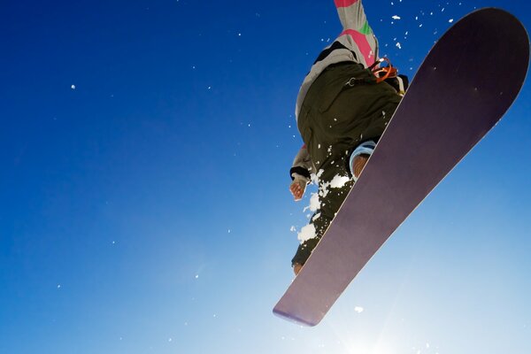 Silhouette dello snowboarder contro il cielo