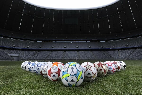 Balones de fútbol en la alianza arena en Munich