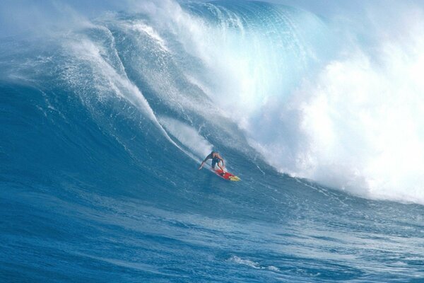 Foto en el océano surfista en la ola