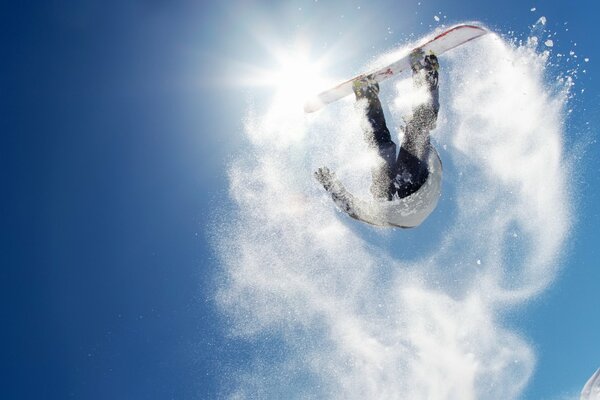 Salto al sol en las montañas