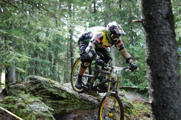 Bicicleta de montaña extrema en el bosque