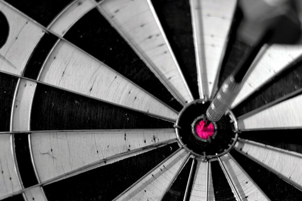 Dart spielen und das Bullseye treffen