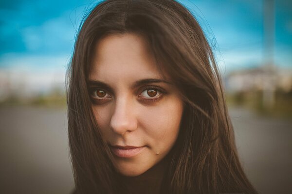 Una chica de ojos marrones Mira a la cámara. Retrato