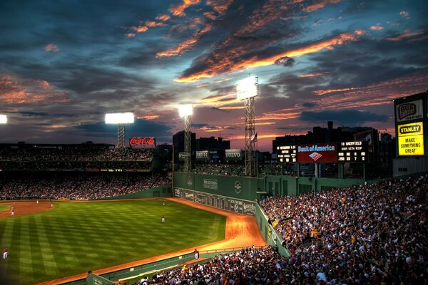 Die Leute lieben Baseball im Boston Park