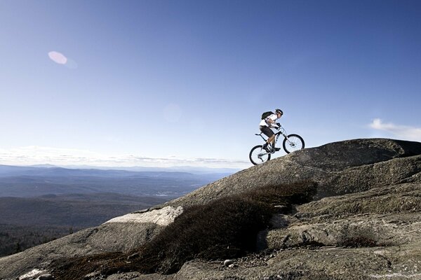 Photo d un cycliste sportif sur une montagne portant un casque