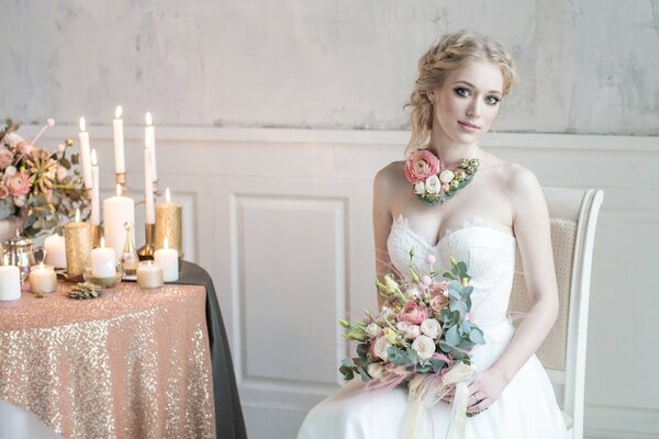 Schönes Mädchen in einem Kleid mit einem Blumenstrauß