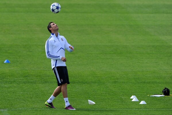 Cristiano Ronaldo trainiert mit dem Ball