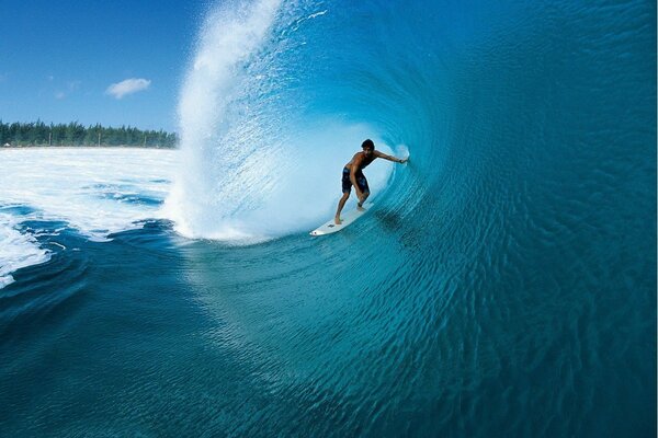Conquérir les vagues par les surfeurs