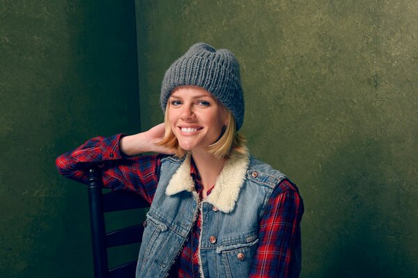 Ragazza carina in un cappello e una canotta di jeans