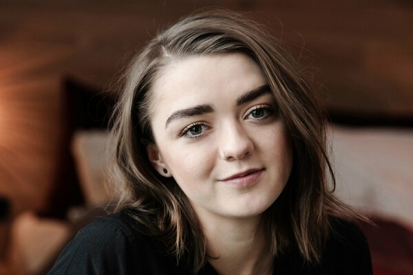 Maisie Williams sorride alla telecamera