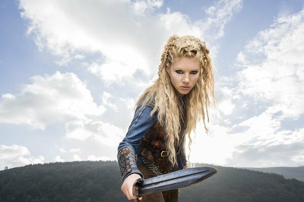 La actriz de la serie Vikings Katherine Winnick sostiene una espada