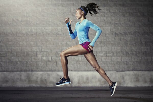 Leichtathletin im blauen Trikot rennt