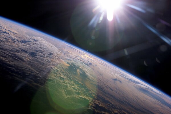 Rayos del sol sobre la tierra vista desde el espacio