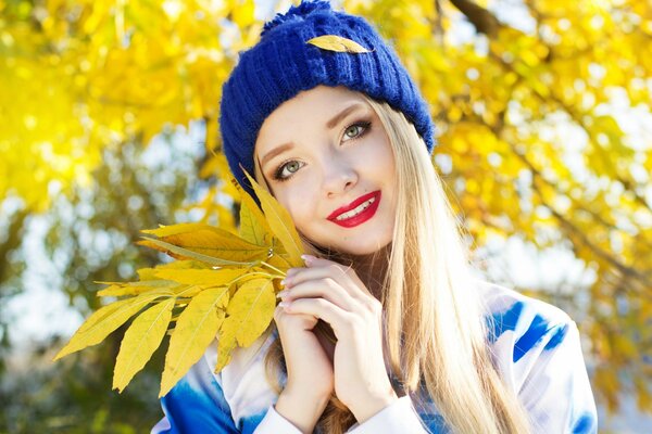 Foto de otoño con una chica radiante