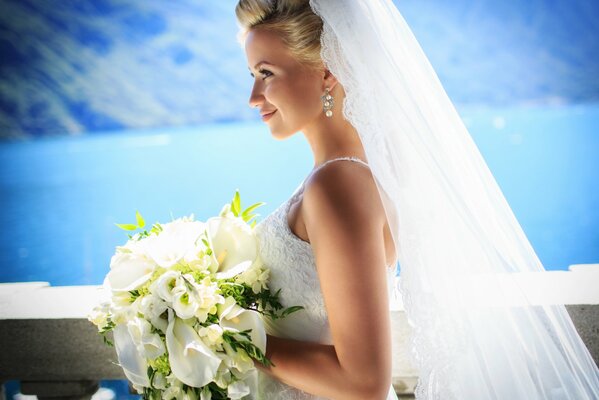 Sposa in abito bianco con bouquet