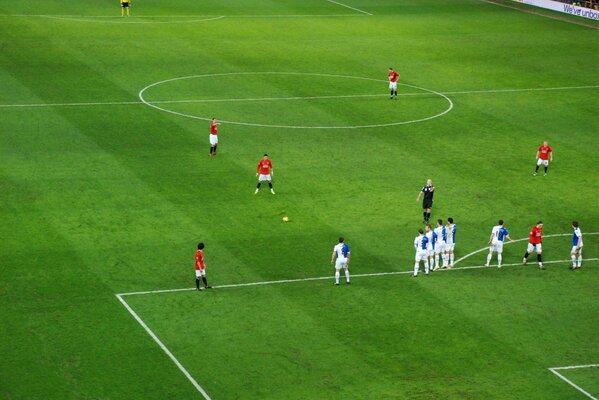 Jugadores durante un partido en el campo de fútbol verde