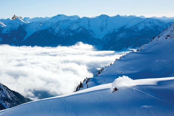 Snowboard sur fond bleu. Thériault