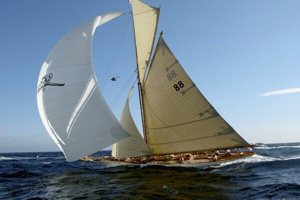 Elegante yate en el fondo del mar