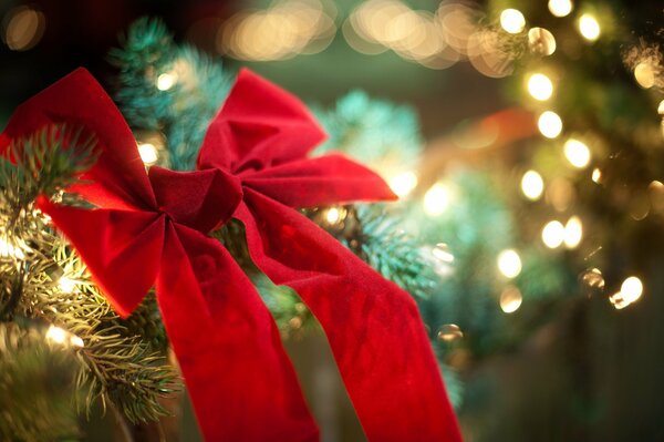 Arc de Noël sur un arbre de Noël décoré