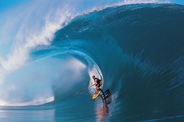 Surfista nell Onda Blu dell oceano