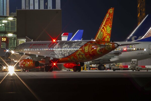 Das Licht der Lichter des Flugzeugs am Flughafen