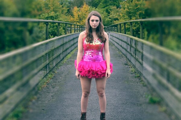 Девушка на мосту в странном платье