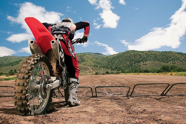 Piloto de moto se prepara para el arranque