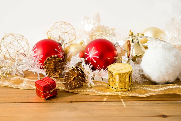 Préparez-vous pour Noël et le Nouvel an. Décorations sous la forme de boules, cônes, guirlandes