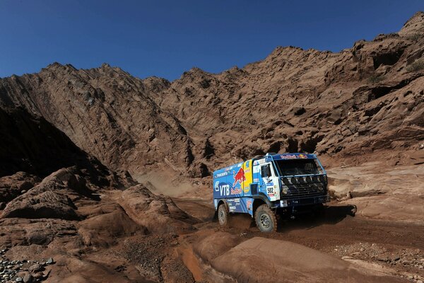 Niebieski Kamaz w piaszczystych górach
