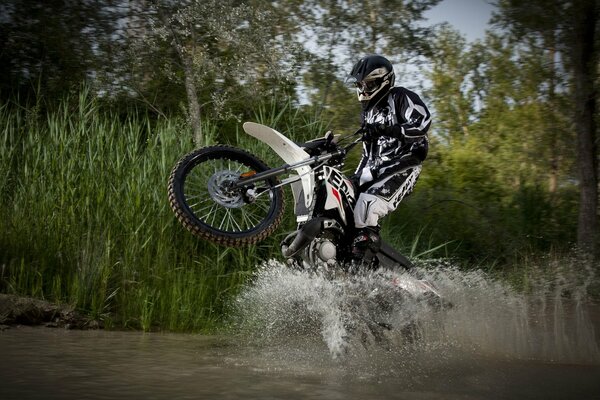 Spruzzi d acqua da sotto le ruote della moto bike