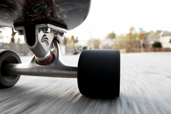 Ruote di skateboard che si muovono rapidamente sull asfalto