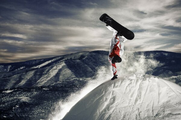 Snowboarder scalato una montagna innevata