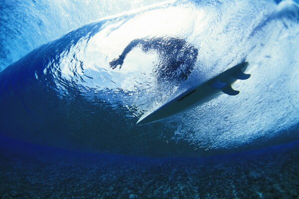 Серфинг больших волн в океане