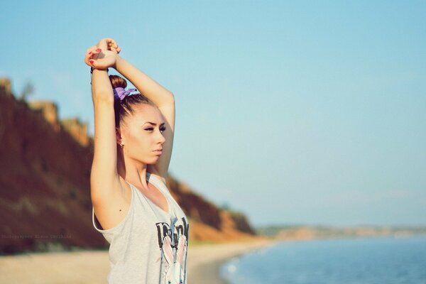 Chica deportiva en el lago