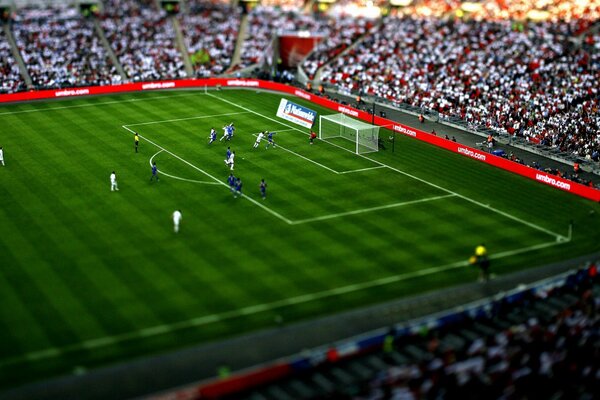 Fußballer im Stadion, führen den Ball zum Tor