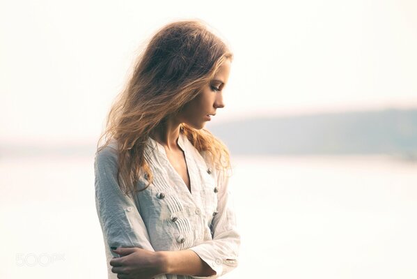 Chica en camisa blanca