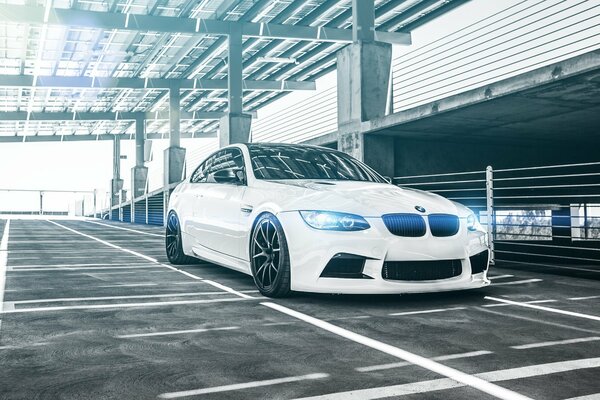 BMW blanco como la nieve en el Aparcamiento de la ciudad