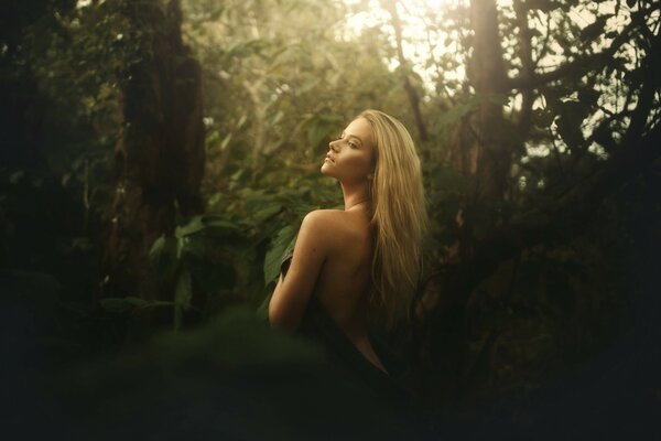 Красивая девушка в лесу со спины