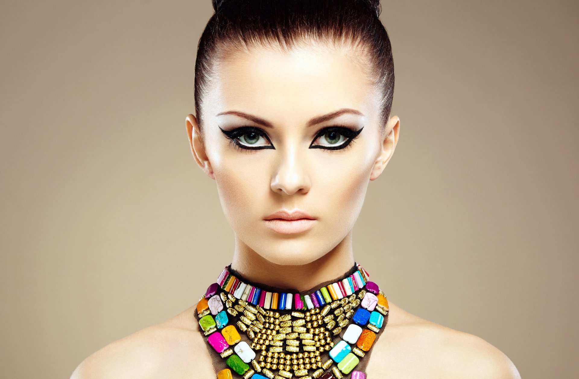 girl make-up of the arrow view green eyes hair decoration shoulders. background