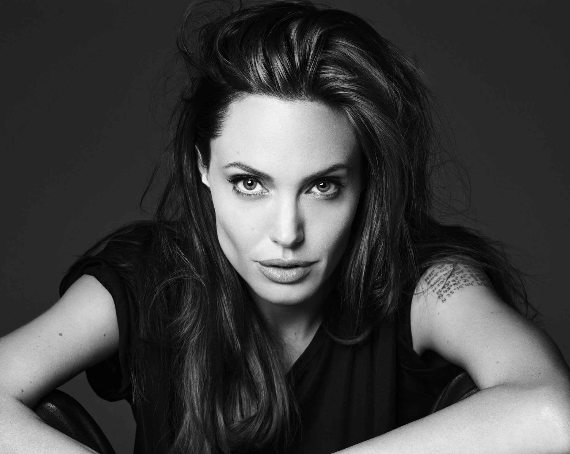 angelina jolie actrice fille beauté look sexy séance photo magazine elle 2014 papier peint noir et blanc brunette