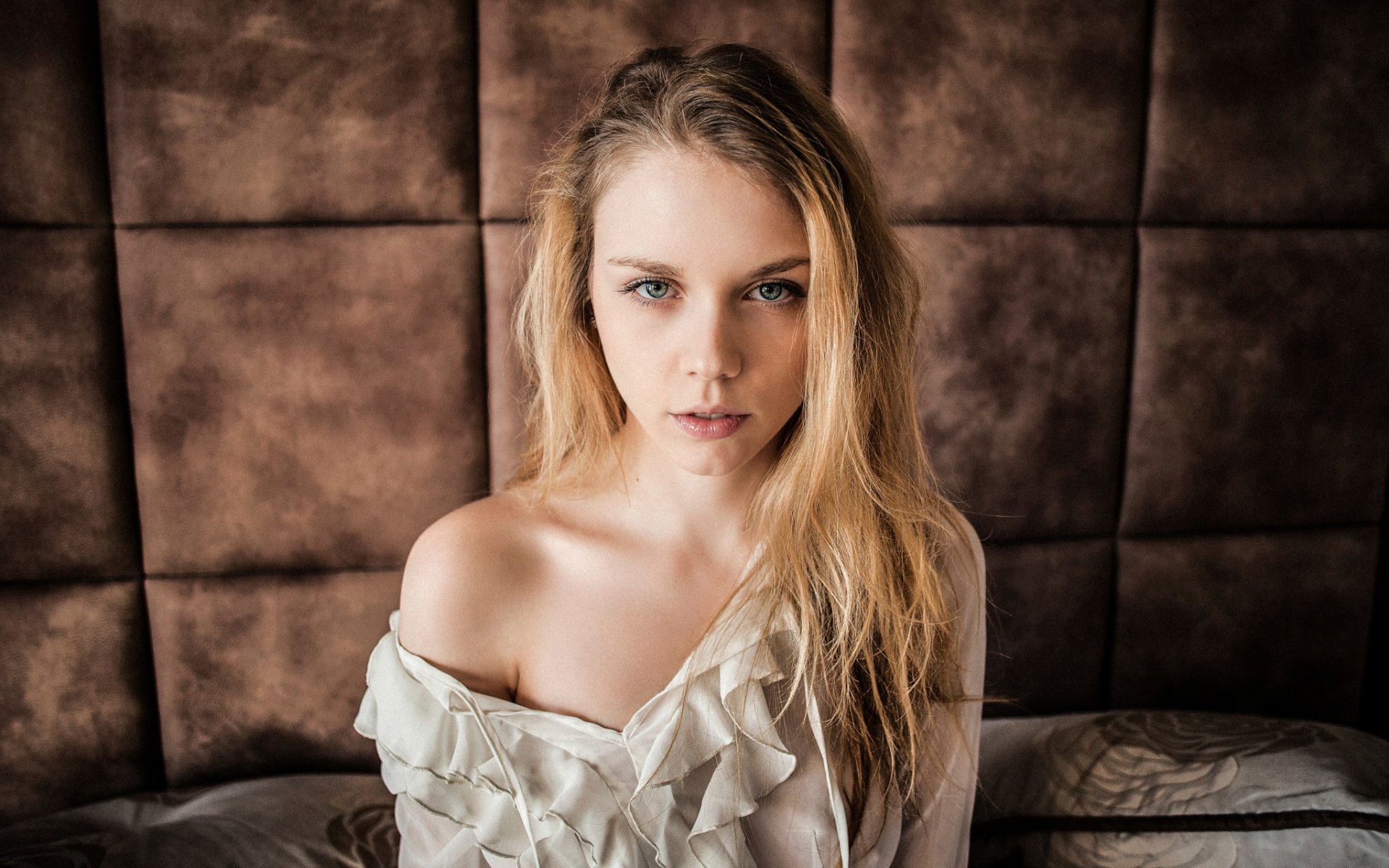 valya währung valentine porträt blick schulter charme