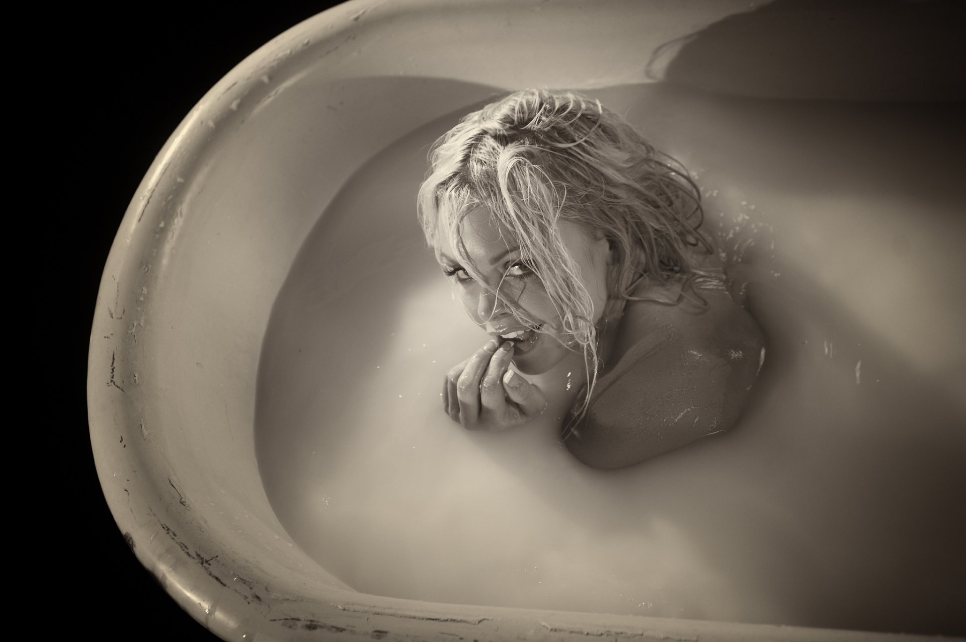 blonde wet watches bath