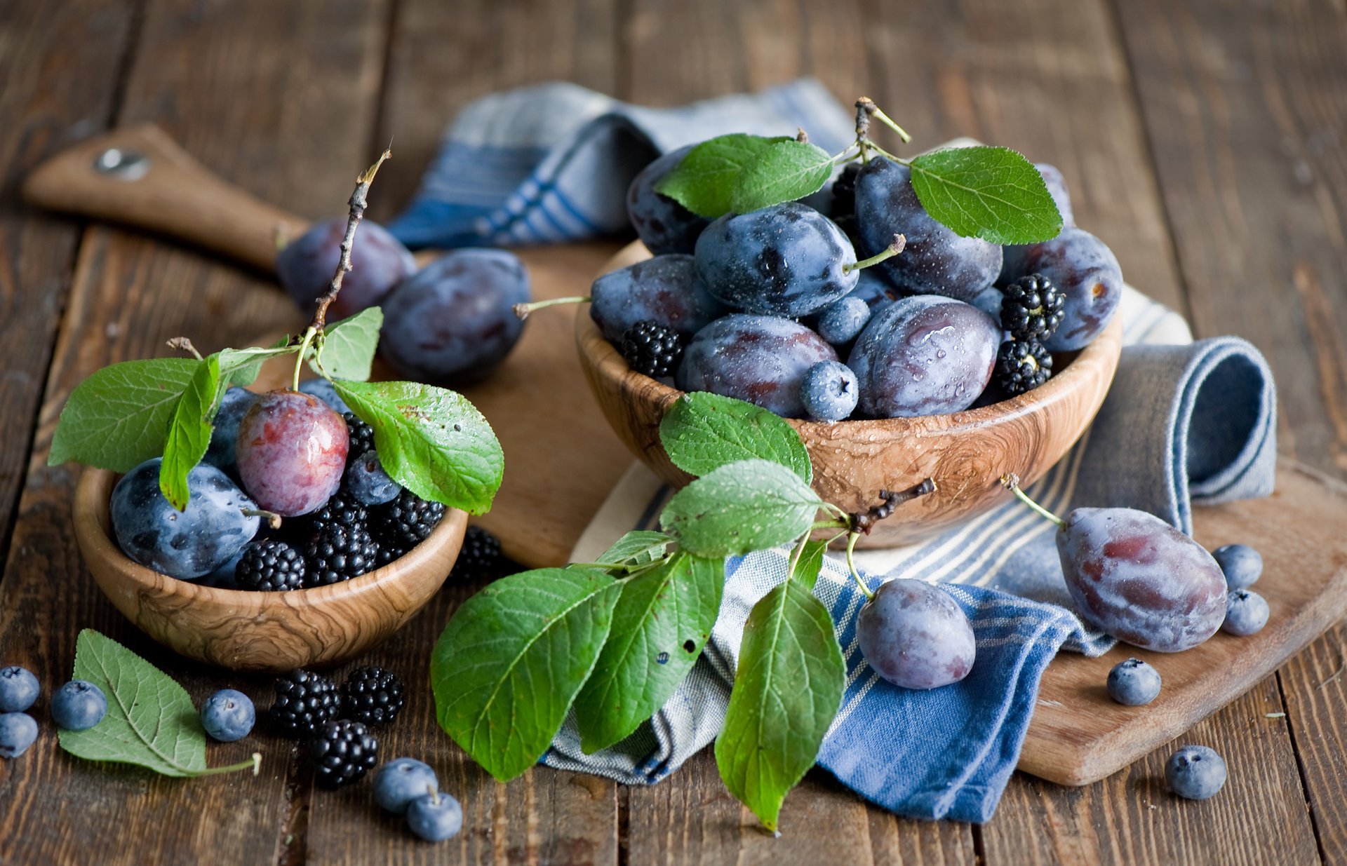 pflaumen blätter obst brombeeren tafel blaubeeren beeren